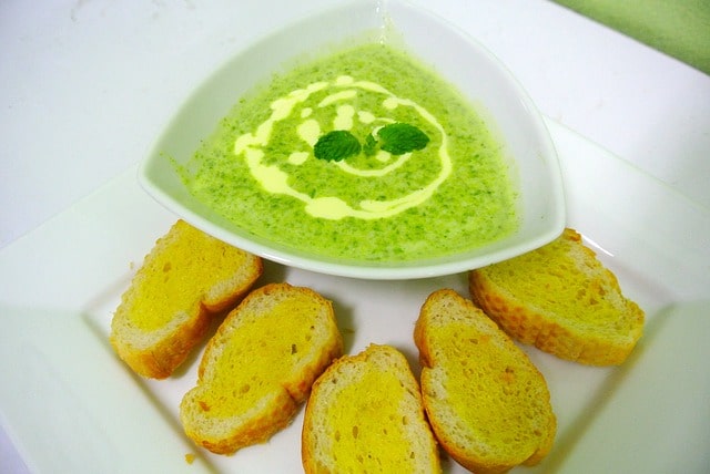 How to Make Cream of Spinach Soup at Home